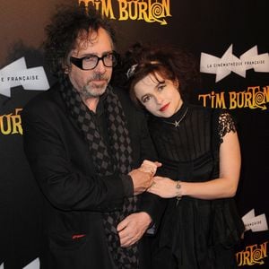En 2001, il tombe sous le charme d'Helena Bonham Carter... 

Tim Burton et sa femme Helena Bonham-Carter arrivant pour le Cocktail de lancement de l'exposition Tim Burton à la Cinémathèque Française à Paris, France le 5 mars 2012. Photo de Giancarlo Gorassini/ABACAPRESS.COM