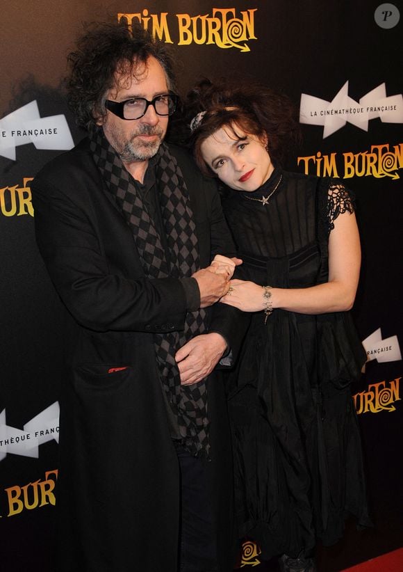 En 2001, il tombe sous le charme d'Helena Bonham Carter... 

Tim Burton et sa femme Helena Bonham-Carter arrivant pour le Cocktail de lancement de l'exposition Tim Burton à la Cinémathèque Française à Paris, France le 5 mars 2012. Photo de Giancarlo Gorassini/ABACAPRESS.COM
