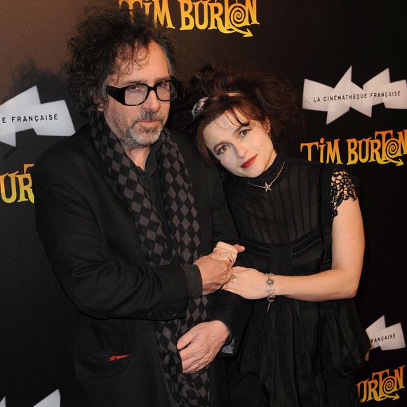 En 2001, il tombe sous le charme d'Helena Bonham Carter... 

Tim Burton et sa femme Helena Bonham-Carter arrivant pour le Cocktail de lancement de l'exposition Tim Burton à la Cinémathèque Française à Paris, France le 5 mars 2012. Photo de Giancarlo Gorassini/ABACAPRESS.COM