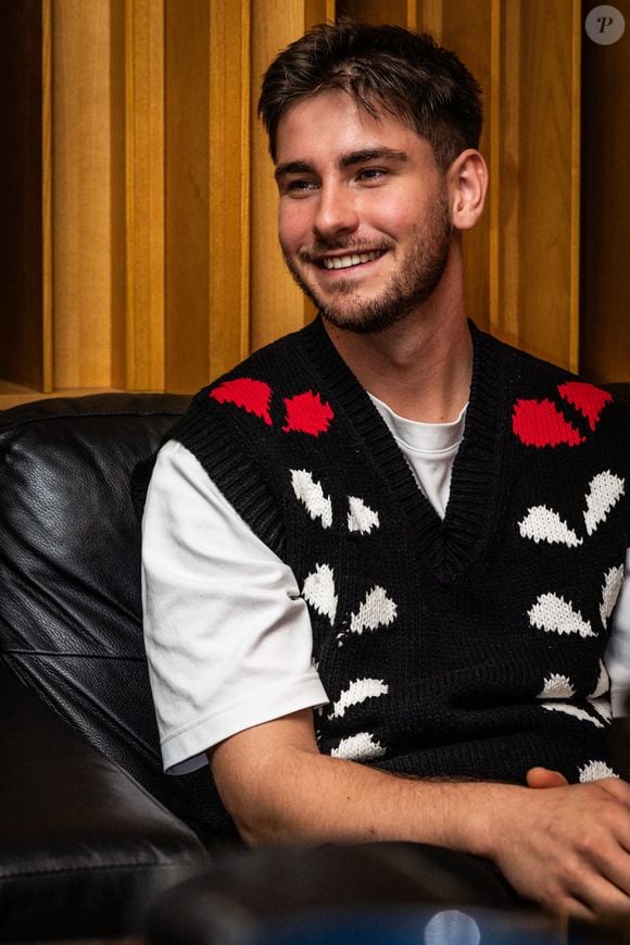 Dans le livret de son album, il déclare : "Nos enfants auront tes cheveux et mon sourire", des mots profondément intimes qui lui sont destinés.

Exclusif - Julien Lieb (Star Academy 2023) lors d'une rencontre et écoute de son nouvel album avec des fans aux Studios de la Seine à Paris le 19 septembre 2025.
© Julien Sarkissian / Bestimage