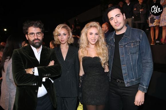 Princesse Maria Carolina de Bourbon des deux Siciles et Princesse Maria Chiara de Bourbon des deux Siciles entre Nicolas Meyers Bettencourt et son frère Jean-Victor Meyers Bettencourt - Front row- "Le Défilé - Walk Your Worth" de L’Oréal lors de la Fashion Week sous la Tour Eiffel à Paris le 1er octobre 2023. © Olivier Borde - Bertrand Rindorff/Bestimage