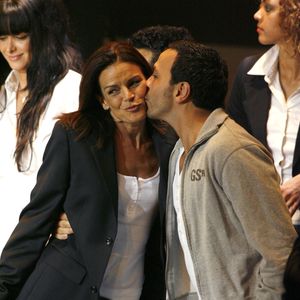 La princesse Stéphanie et Kamel Ouali se produisent sur scène lors du gala Fight Aids en l'honneur du musicien français Serge Gainsbourg, au Grimaldi Forum à Monte-Carlo, Monaco, le 20 mars 2008. Photo Marco Piovanotto/ABACAPRESS.COM