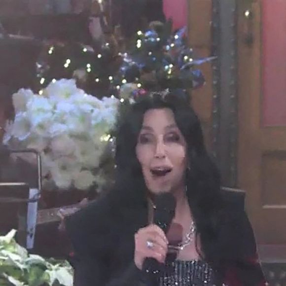 Cher revient au Saturday Night Live après 40 ans d'absence avec une performance festive pour les fêtes