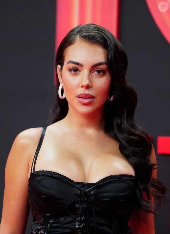 Selon les informations, ce somptueux bijou annonce leur mariage grandiose qui serait prévu pour l'été 2026 sur l'île de Madère.

Georgina Rodriguez - Soirée anniversaire des dix ans de Netflix en Espagne à la Galeria de Cristal. LE 10 juin 2025 à Madrid.
© LALO YASKY / BESTIMAGE
