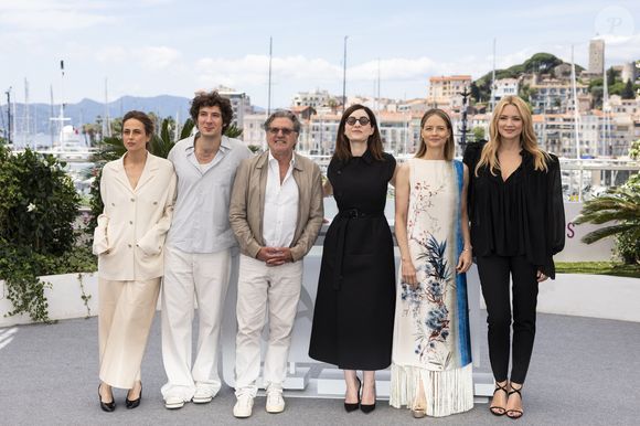Anne Berest, Vincent Lacoste, Daniel Auteuil, Rebecca Zlotowski, Jodie Foster et Virginie Efira au photocall du film "Vie Privée" lors du 78ème Festival International du Film de Cannes, au Palais des Festivals à Cannes, France, le 21 mai 2025. © Jacovides-Moreau/Bestimage