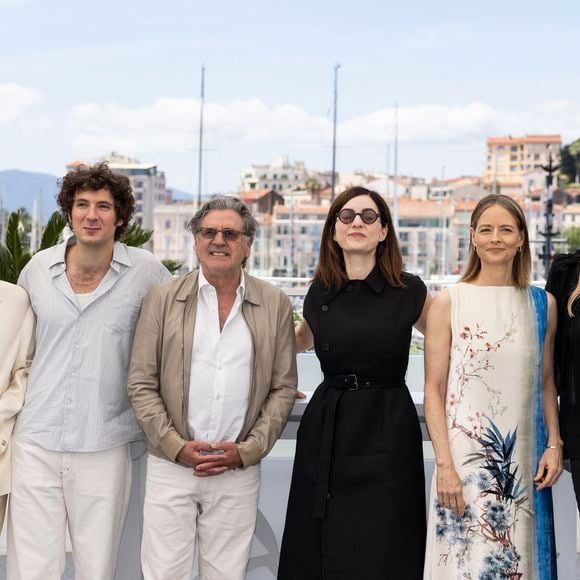 Anne Berest, Vincent Lacoste, Daniel Auteuil, Rebecca Zlotowski, Jodie Foster et Virginie Efira au photocall du film "Vie Privée" lors du 78ème Festival International du Film de Cannes, au Palais des Festivals à Cannes, France, le 21 mai 2025. © Jacovides-Moreau/Bestimage