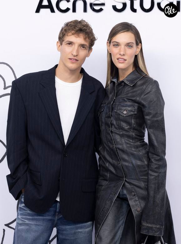 Aliocha est lui aussi un artiste. 
Aliocha Schneider et sa compagne Charlotte Cardin - Photocall du défilé de mode Femmes Printemps/Été 2025 "Acne Studio" lors de la fashion week de Paris. Le 25 septembre 2024 © Olivier Borde / Bestimage