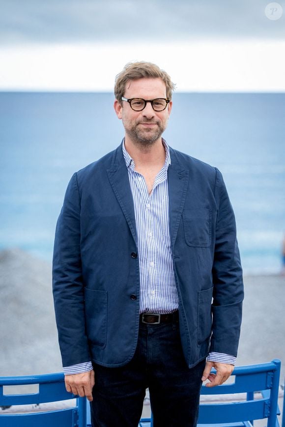 L'écrivain français Nicolas Mathieu pose lors d'un photocall pour "Leurs enfants après eux" dans le cadre du festival du film Cineroman à Nice le 30 septembre 2024. Photo by Shootpix/ABACAPRESS.COM