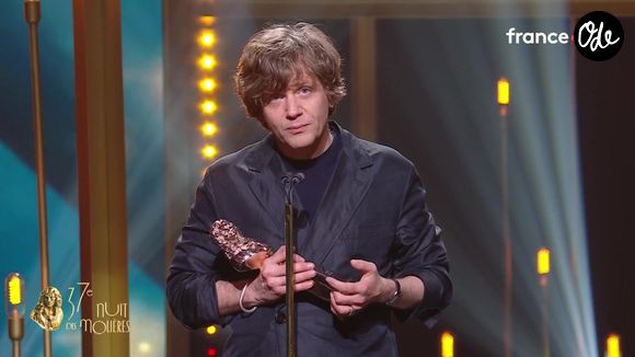 Dans son spectacle Sexe, grog & rocking chair, il rend hommage à cet homme marqué par la dépression et le syndrome de Diogène.

Capture France 2.