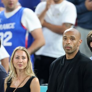 Thierry Henry et sa compagne Andrea Rajacic à Paris, en France, le 10 août 2024. Photo par Jacovides-Perusseau/Bestimage