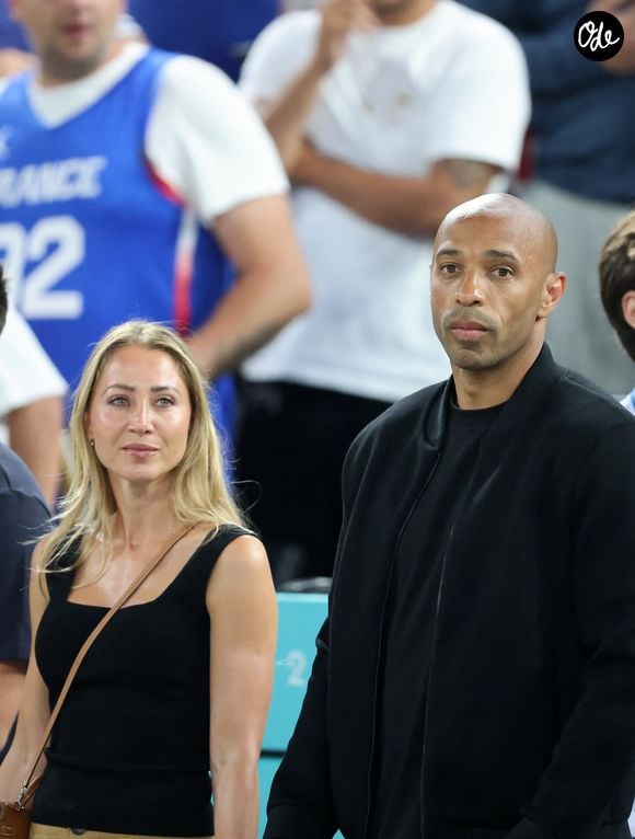 Thierry Henry et sa compagne Andrea Rajacic à Paris, en France, le 10 août 2024. Photo par Jacovides-Perusseau/Bestimage