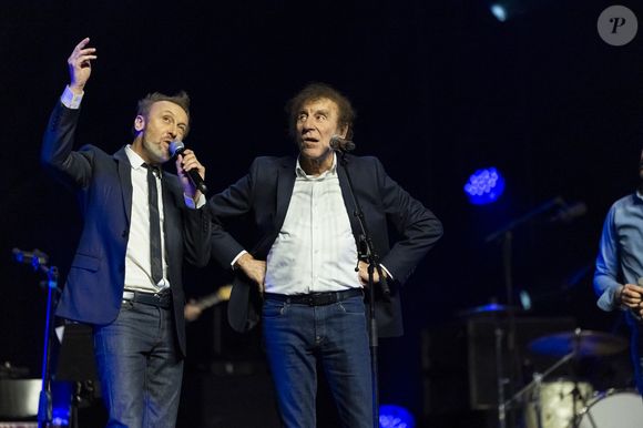 Une belle relation père-fils.

Alain Souchon et son fils Pierre sur la scène du Gala de la Fondation Recherche Alzheimer à l’Olympia, le 17 mars 2025. © Olivier Borde - Bertrand Rindoff / Bestimage