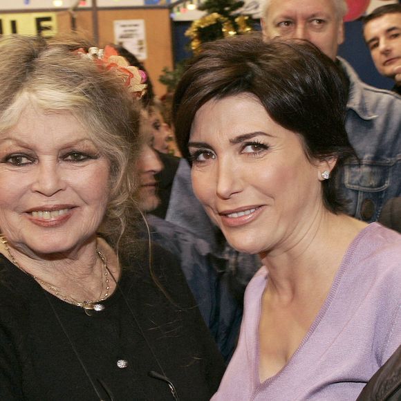 La légende du cinéma Brigitte Bardot et la chanteuse française Liane Foly posent lors de l'émission télévisée 'La vie d'Ici' diffusée au profit de l'événement 'Noël pour les animaux' de l'Association française pour la protection des animaux. L'émission se déroule à Levallois-Perret, à l'ouest de Paris, le 10 décembre 2005. Photo by Laurent Zabulon/ABACAPRESS.COM