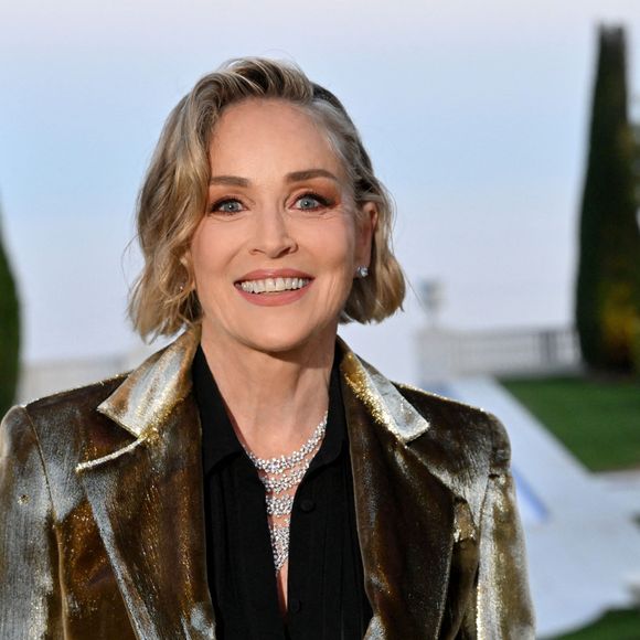 "Regardez la façon dont on traite les personnes atteintes d'un handicap, comment on leur parle...", a-t-elle lancé. 
Exclusif - Sharon Stone - Dîner de charité "Knights of Charity" au Château de la Croix des Gardes à Cannes le 20 mai 2026. © Bruno Bebert / Bestimage