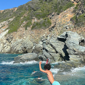 Léa Salamé en vacances en Corse avec famille et amis.