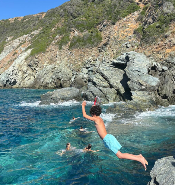 Léa Salamé en vacances en Corse avec famille et amis.