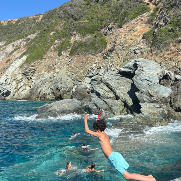 Léa Salamé en vacances en Corse avec famille et amis.