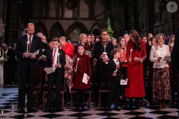 Aujourd'hui, la famille du prince William continue d'honorer les traditions royales... mais elle n'est plus unie.

Le prince de Galles, le prince George, la princesse Charlotte, le prince Louis et la princesse de Galles pendant le service de chants Together At Christmas à l'abbaye de Westminster à Londres. Vendredi 6 décembre 2024. Photo Aaron Chown/PA Wire/ABACAPRESS.COM