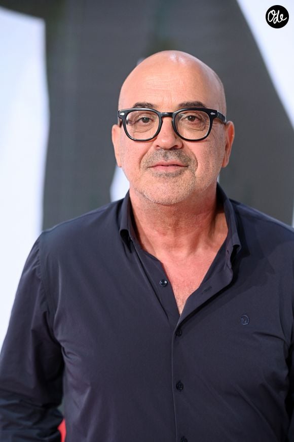 à travers la venue de figures clés de son entourage comme Jacques Veneruso 

Exclusif - Jacques Veneruso - Enregistrement de l'émission "Vivement dimanche" spécial Céline Dion au studio Rive gauche, presentée par Michel Drucker. Diffusion sur France 3 le 6 septembre 2026. © Guillaume Gaffiot/Bestimage