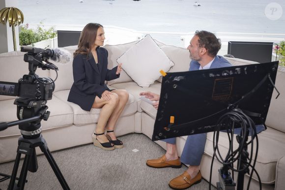 Exclusif - L'actrice américaine Natalie Portman et le journaliste culturel Augustin Trapenard lors de l'émission Brut Officiel au 76ème Festival de Cannes, France, le 20 mai 2023. © Jack Tribeca/Bestimage