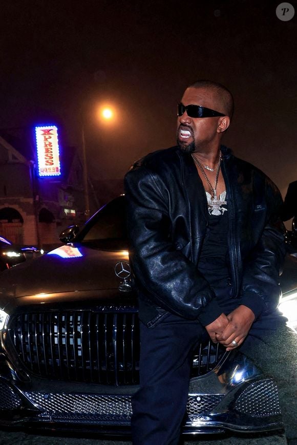 Exclusif - Kanye West lors d'une séance photo improvisée dans la rue avec sa nouvelle Mercedes Maybach à la sortie d'une after-party des Grammys à Los Angeles, le 3 février 2025 © Backgrid USA / Bestimage