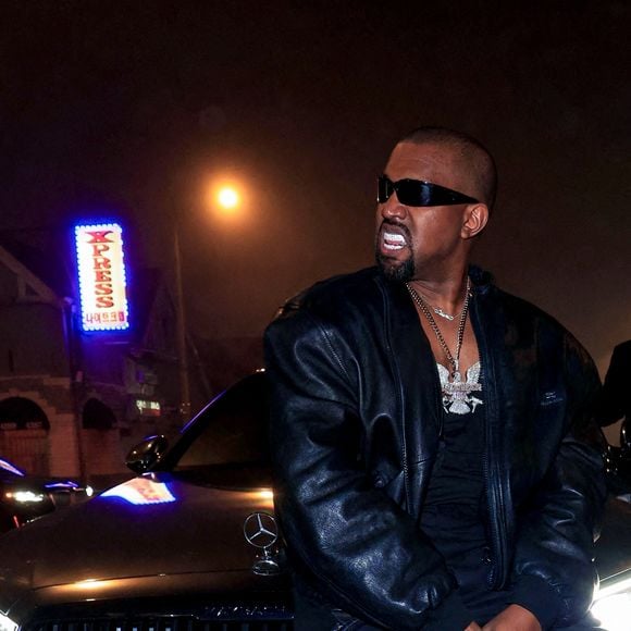 Exclusif - Kanye West lors d'une séance photo improvisée dans la rue avec sa nouvelle Mercedes Maybach à la sortie d'une after-party des Grammys à Los Angeles, le 3 février 2025 © Backgrid USA / Bestimage