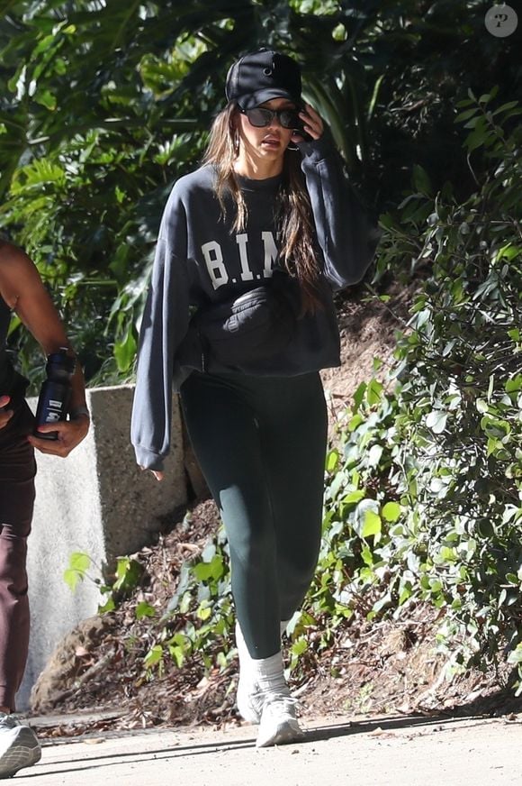 Los Angeles, CA - EXCLUSIF - Jessica Alba a alimenté les spéculations sur son mariage avec Cash Warren après avoir été vue sans son alliance ce matin lors d'une promenade avec un ami.