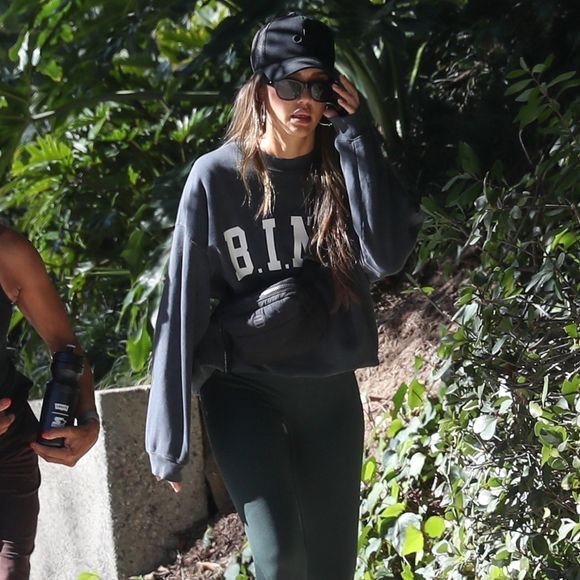 Los Angeles, CA - EXCLUSIF - Jessica Alba a alimenté les spéculations sur son mariage avec Cash Warren après avoir été vue sans son alliance ce matin lors d'une promenade avec un ami.