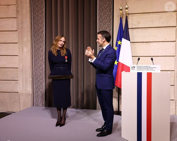 Stella McCartney, Emmanuel Macron - La créatrice S.McCartney est faite Chevalier de la Légion d'honneur par le président français E.Macron au palais de l'Elysée à Paris, le 5 mars 2026, lors de la Fashion Week à Paris. Cette distinction salue son parcours ainsi que son engagement dans l'univers de la création et de la mode.

BFA.com / Backgrid USA / Bestimage