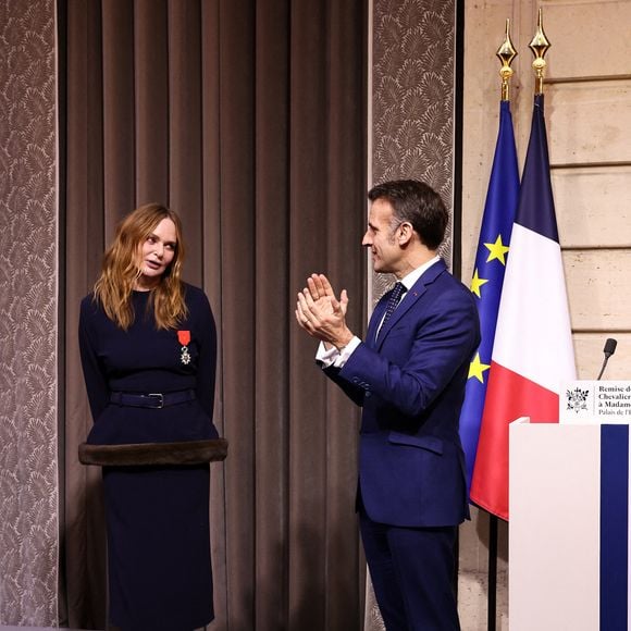 Stella McCartney, Emmanuel Macron - La créatrice S.McCartney est faite Chevalier de la Légion d'honneur par le président français E.Macron au palais de l'Elysée à Paris, le 5 mars 2026, lors de la Fashion Week à Paris. Cette distinction salue son parcours ainsi que son engagement dans l'univers de la création et de la mode.

BFA.com / Backgrid USA / Bestimage