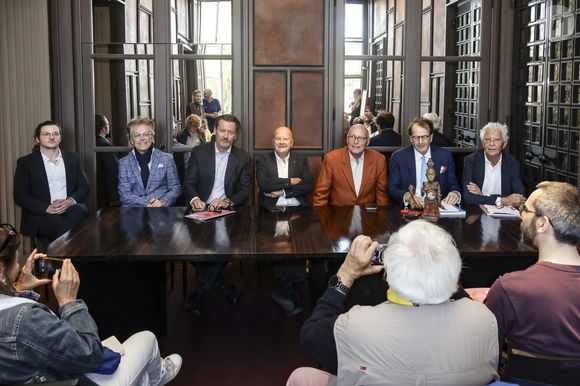 Exclusif - Du 2ème à gauche jusqu’à la fin : Jacques Germain, galeriste , Yves-Bernard Debie, directeur général du Parcours des mondes , Marc Ladreit de Lacharrière , Stéphane Martin, ancien président du musée du quai Branly – Jacques Chirac , Bernard de Grunne, galeriste et André Magnin, galeriste - Marc Ladreit de Lacharrière lors de la présentation de la nouvelle édition du salon "Parcours Des Mondes".
"Parcours Des Mondes" est le plus important salon international consacré aux arts d'Afrique, d'Océanie, des Amériques, d'Asie et à l'Archéologie tant par le nombre, la qualité ou la diversité de ses participants.
Il rassemble chaque année au début du mois de septembre une cinquantaine de galeries spécialisées dans les arts d’Afrique, d’Asie, d’Océanie, des Amériques et en archéologie, à Saint-Germain-des-Prés, au cœur de Paris. Paris, le 9 septembre 2025.
© Jack Tribeca/Bestimage