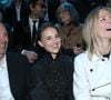 En février 2024, elle a quitté son bureau chez Louis Vuitton, pour s'installer dans celui de chez Dior.
Xavier Niel, Natalie Portman et Delphine Arnault (Présidente de Dior) - Célébrités au Défilé de Mode Dior, Prêt-à-porter Automne / Hiver 2025-2026 dans le cadre de la Fashion Week de Paris, France, le 04 Mars 2025.
© Bertrand Rindoff / Bestimage