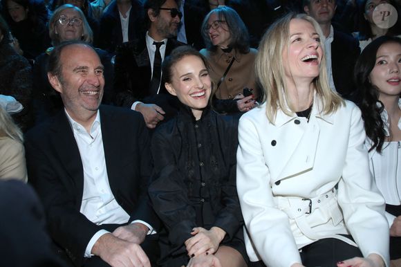 En février 2024, elle a quitté son bureau chez Louis Vuitton, pour s'installer dans celui de chez Dior. 


Xavier Niel, Natalie Portman et Delphine Arnault (Présidente de Dior) - Célébrités au Défilé de Mode Dior, Prêt-à-porter Automne / Hiver 2025-2026 dans le cadre de la Fashion Week de Paris, France, le 04 Mars 2025. 

© Bertrand Rindoff / Bestimage