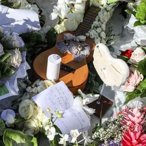 Illustration de la tombe de Johnny Hallyday au cimetière de Lorient sur l'Ile Saint-Barthélemy le 11 décembre 2017. La tombe est ornée du traditionnel coeur de Saint Barth en pierre pour l'éternité.