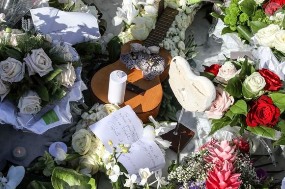 Illustration de la tombe de Johnny Hallyday au cimetière de Lorient sur l'Ile Saint-Barthélemy le 11 décembre 2017. La tombe est ornée du traditionnel coeur de Saint Barth en pierre pour l'éternité.