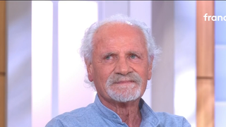 Yann Arthus-Bertrand a préparé son départ jusqu'au dernier détail, cet "essayage" hors du commun qu'il a réalisé pour le jour J