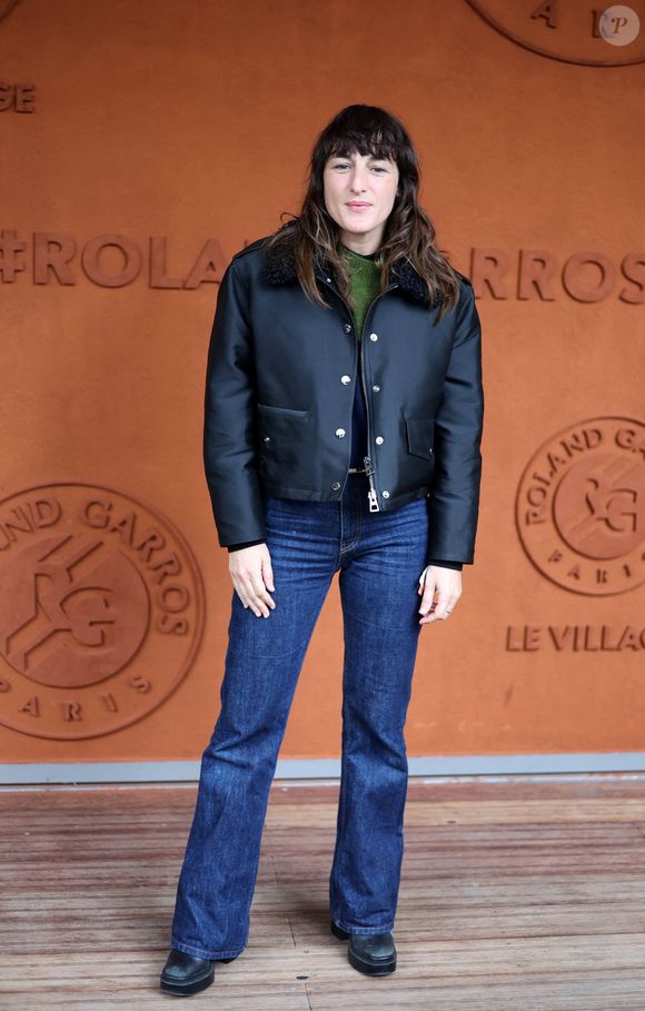 Juliette Armanet au village lors des Internationaux de France de tennis de Roland Garros 2024, à Paris, France, le 1er juin 2024. © Jacovides-Moreau/Bestimage