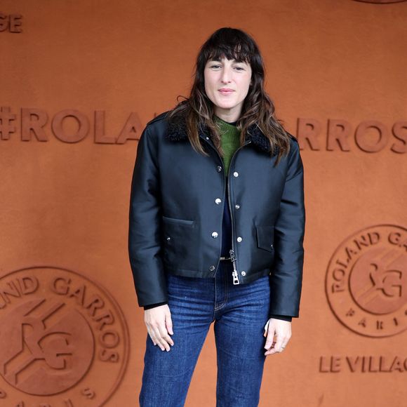 Juliette Armanet au village lors des Internationaux de France de tennis de Roland Garros 2024, à Paris, France, le 1er juin 2024. © Jacovides-Moreau/Bestimage