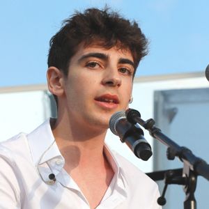 Exclusif - Léon Hesby, le fils de Patrick Bruel, se produit pour la première fois sur scène en France, au festival des Sables-d'Olonne, le 26 juin 2026. En première partie de Marine Delplace, gagnante de la Star Academy (S12), le jeune musicien de 20 ans a chanté un titre en anglais, remportant un franc succès, sous le regard de sa mère, Amanda Sthers. © Noël Carrier / Bestimage