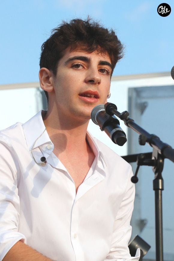 Exclusif - Léon Hesby, le fils de Patrick Bruel, se produit pour la première fois sur scène en France, au festival des Sables-d'Olonne, le 26 juin 2026. En première partie de Marine Delplace, gagnante de la Star Academy (S12), le jeune musicien de 20 ans a chanté un titre en anglais, remportant un franc succès, sous le regard de sa mère, Amanda Sthers. © Noël Carrier / Bestimage