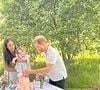 L'épouse du prince Harry pose aux côtés de son rosier en fleurs.

Le prince Harry et Meghan Markle dévoilent des photos et des vidéos inédites de leur fils Archie dans "Harry & Meghan".

Photo : Backgrid UK/ Bestimage
