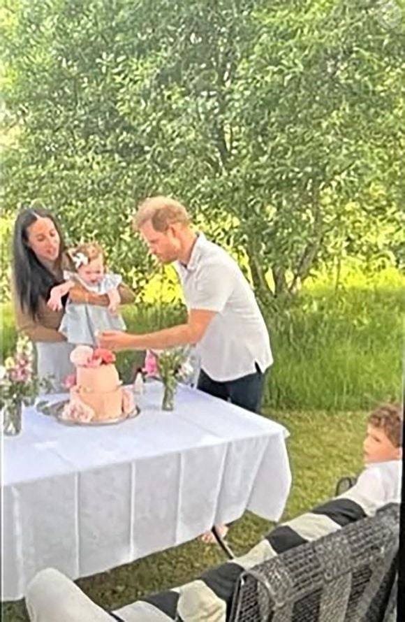 L'épouse du prince Harry pose aux côtés de son rosier en fleurs.

Le prince Harry et Meghan Markle dévoilent des photos et des vidéos inédites de leur fils Archie dans "Harry & Meghan".

Photo : Backgrid UK/ Bestimage