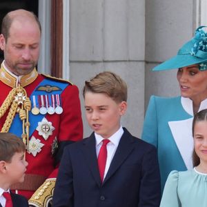 Le prince William, prince de Galles, Le prince Louis de Galles, Le prince George de Galles, Catherine (Kate) Middleton, princesse de Galles, La princesse Charlotte de Galles - Les membres de la famille royale britannique au balcon de Buckingham Palace lors de la cérémonie Trooping the Colour à Londres, le 14 juin 2025. Affecté par le crash du Boeing 787 Dreamliner à Ahmedabad du 12 juin, le souverain et les officiels porteront un brassard noir en hommage aux plus de 270 victimes. Bon nombre d'elles étaient des ressortissants britanniques.
© James Whatling / Bestimage
