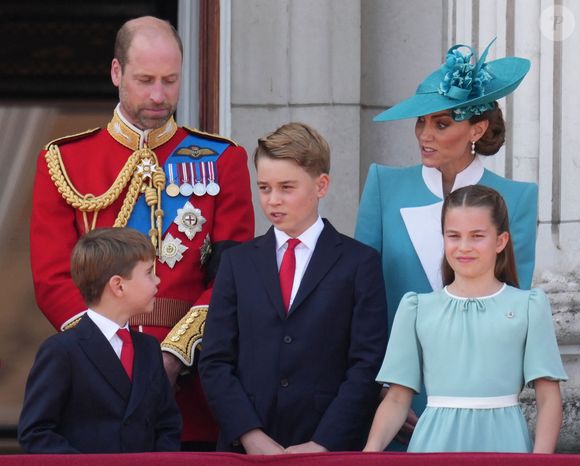 Le prince William, prince de Galles, Le prince Louis de Galles, Le prince George de Galles, Catherine (Kate) Middleton, princesse de Galles, La princesse Charlotte de Galles - Les membres de la famille royale britannique au balcon de Buckingham Palace lors de la cérémonie Trooping the Colour à Londres, le 14 juin 2025. Affecté par le crash du Boeing 787 Dreamliner à Ahmedabad du 12 juin, le souverain et les officiels porteront un brassard noir en hommage aux plus de 270 victimes. Bon nombre d'elles étaient des ressortissants britanniques.
© James Whatling / Bestimage