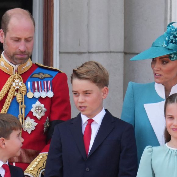 Le prince William, prince de Galles, Le prince Louis de Galles, Le prince George de Galles, Catherine (Kate) Middleton, princesse de Galles, La princesse Charlotte de Galles - Les membres de la famille royale britannique au balcon de Buckingham Palace lors de la cérémonie Trooping the Colour à Londres, le 14 juin 2025. Affecté par le crash du Boeing 787 Dreamliner à Ahmedabad du 12 juin, le souverain et les officiels porteront un brassard noir en hommage aux plus de 270 victimes. Bon nombre d'elles étaient des ressortissants britanniques.
© James Whatling / Bestimage
