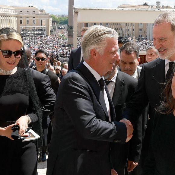 Le roi Philippe de Belgique, la reine Mathilde de Belgique, Le roi Felipe VI et la reine Letizia d’Espagne - Le roi Felipe VI et la reine Letizia d’Espagne, assistent aux funérailles du pape François devant la basilique Saint Pierre à Rome, le 26 avril 2025. 
© Casa de SM El Rey / Bestimage LALO YASKY / BESTIMAGE