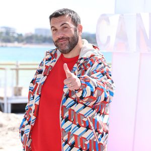 Laurent Ournac lors du photo call de ''Camping paradis'  sur la plage du Majestic lors de la 7eme saison de 'CanneSeries' à Cannes le 6 Avril 2024. © Denis Guignebourg/BestImage