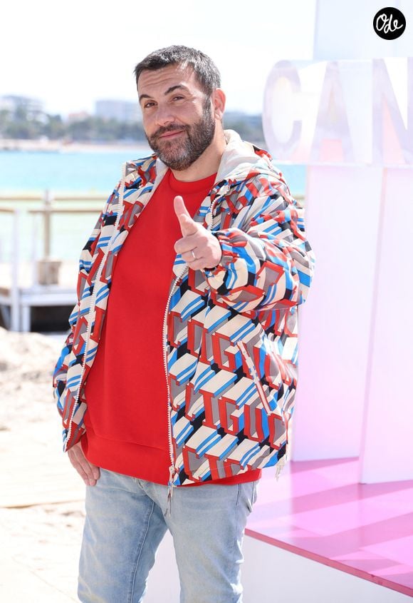 Laurent Ournac lors du photo call de ''Camping paradis'  sur la plage du Majestic lors de la 7eme saison de 'CanneSeries' à Cannes le 6 Avril 2024. © Denis Guignebourg/BestImage