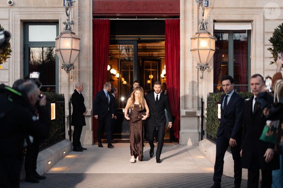 David Beckham et sa fille Harper Seven sortent de l'hôtel La Réserve Paris - Hotel and Spa pour se rendre au défilé de Victoria en marge de la Fashion Week de Paris (PFW), à Paris, France, le 7 mars 2025. © Tiziano da Silva/Bestimage