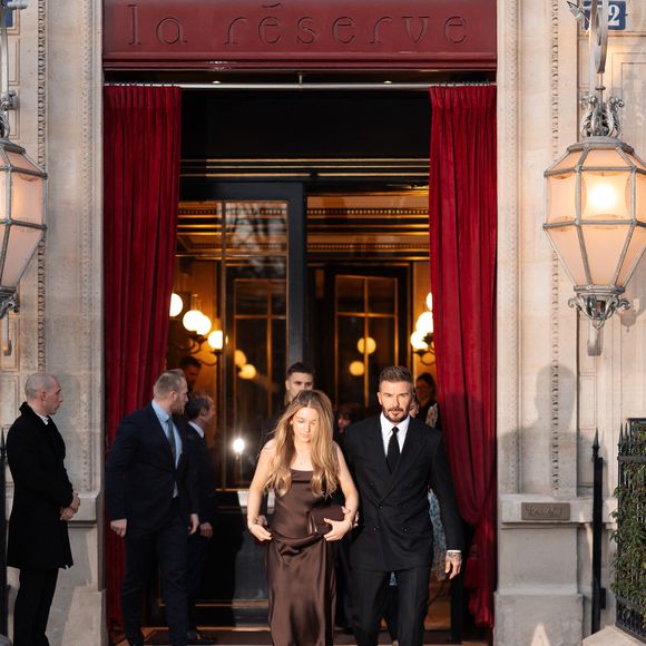 David Beckham et sa fille Harper Seven sortent de l'hôtel La Réserve Paris - Hotel and Spa pour se rendre au défilé de Victoria en marge de la Fashion Week de Paris (PFW), à Paris, France, le 7 mars 2025. © Tiziano da Silva/Bestimage